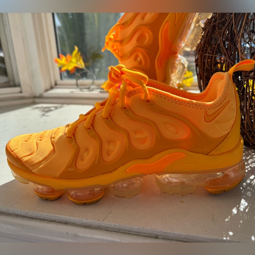 WMNS AIR VAPORMAX PLUS 'ORANGE'            ONLY WORN TWICE….